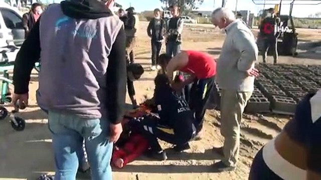 15 yaşındaki çocuk araç ile kalabalığın arasına böyle daldı: 3 yaralı