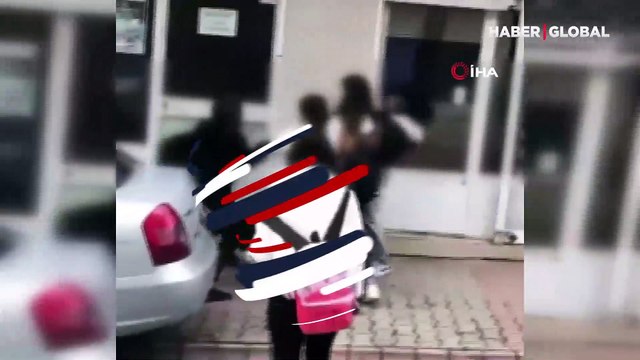 Genç kızların akıl almaz kavgası! Arkadaşları tezahürat yaptı