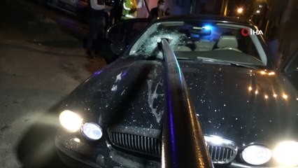 Polisten Kaçan Şüphelinin Otomobili Demirlere Saplandı