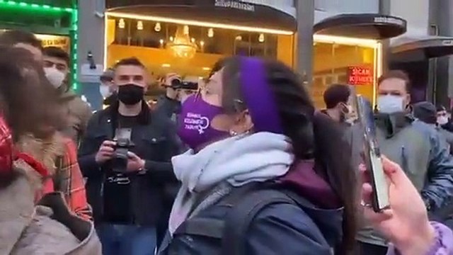 Kadınlar pencere ve balkonlardan İstanbul Sözleşmesi Bizim diyecek