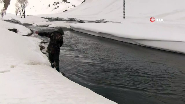 Donan dere yataklarının çözülmesiyle vatandaşlar buz gibi suda balık avına çıktı