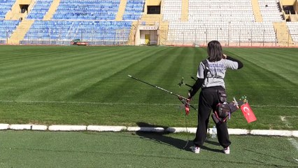 ADANA - 15 yaşındaki okçu Azra Özdemir'in hedefi ay-yıldızlı forma