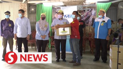 Download Video: Orang Asli in Bukit Tampoi receive food aid from S’gor state govt