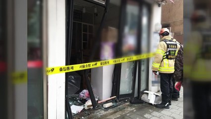 1톤 화물차가 음식점 안으로 돌진...50대 병원 이송 / YTN