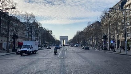 Fransa'da 3. dalgayla mücadelenin sürdüğü Kovid-19 salgınında Paris sokakları kısmen boşaldı
