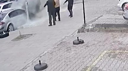 Son dakika haber: Otomobil bir anda alev aldı, o anlar güvenlik kamerasına böyle yansıdı