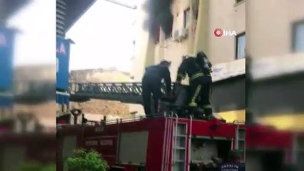 Antalya'da korkutan yangın... 3. katta başlayan yangın üst dairelere sıçramadan söndürüldü