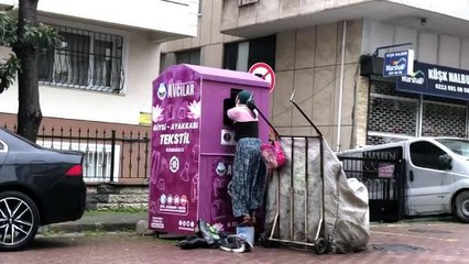 AVCILAR'DA SOKAKTAKİ GİYSİ-AYAKKABI VE TEKSTİL KUMBARASINDAKİ EŞYALARI ÇALDI