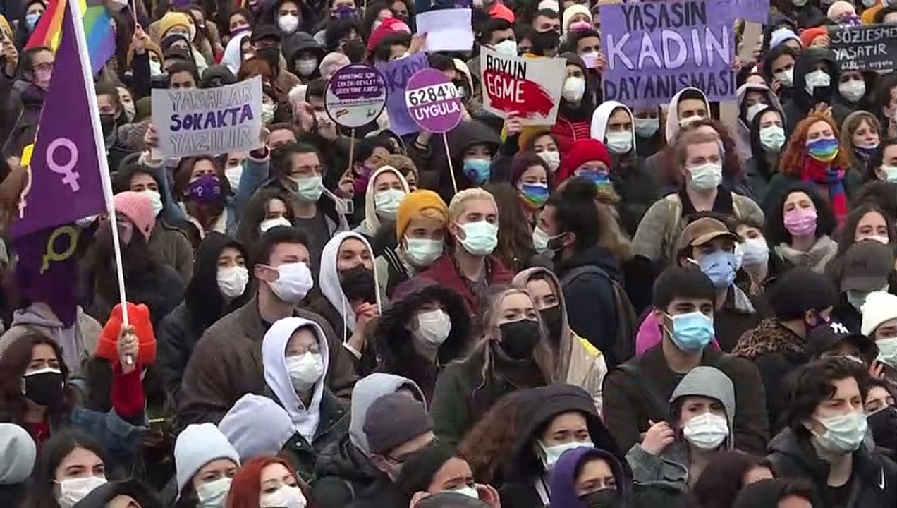 Tausende demonstrieren in Istanbul für Frauenrechte