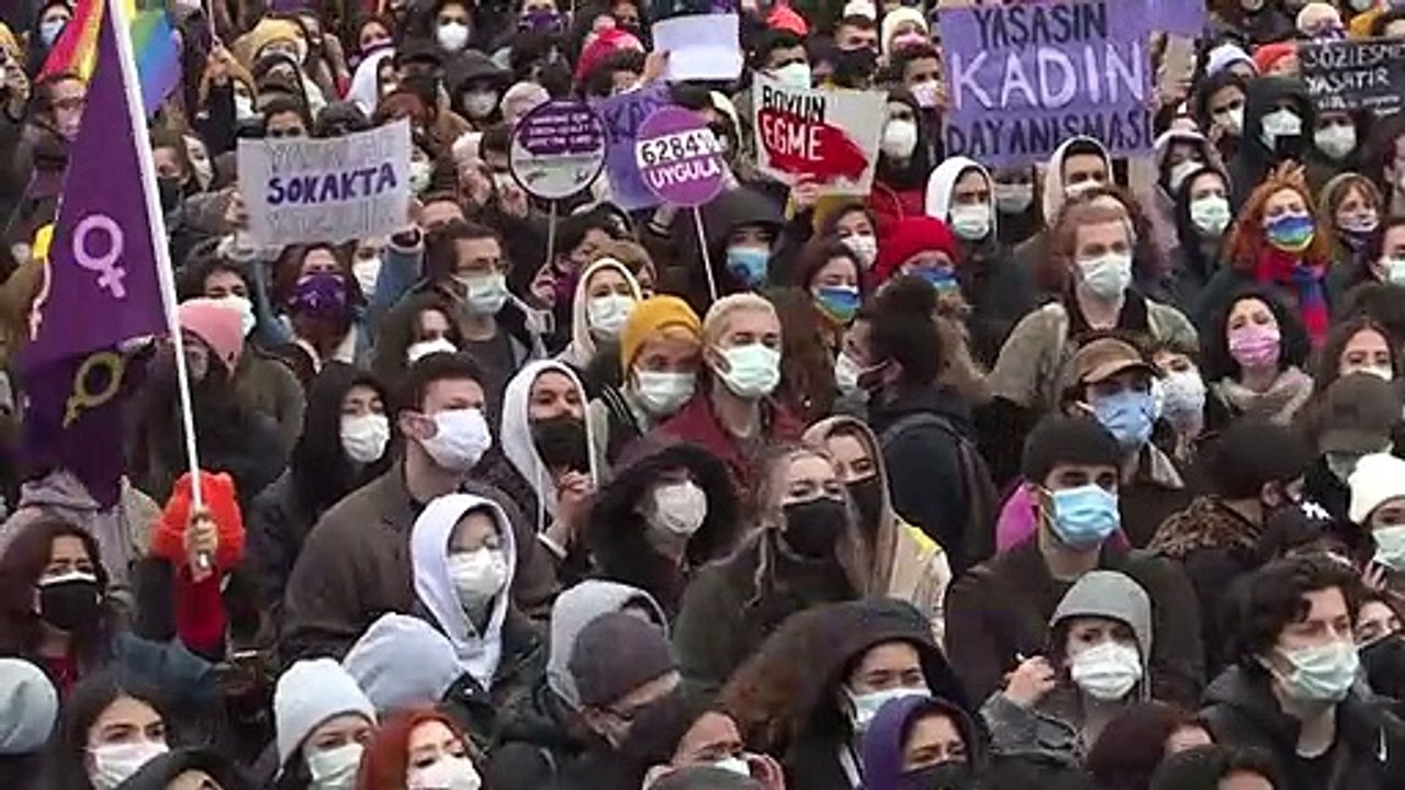 Tausende demonstrieren in Istanbul für Frauenrechte
