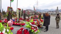 Azerbaycanlılar, Nevruz Bayramı'nda şehitliklere akın etti