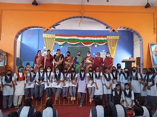 सरस्वती विद्या मंदिर में हुई मेंहदी प्रतियोगिता