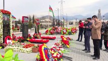 BAKÜ - Azerbaycanlılar, Nevruz Bayramı'nda şehitliklere akın etti