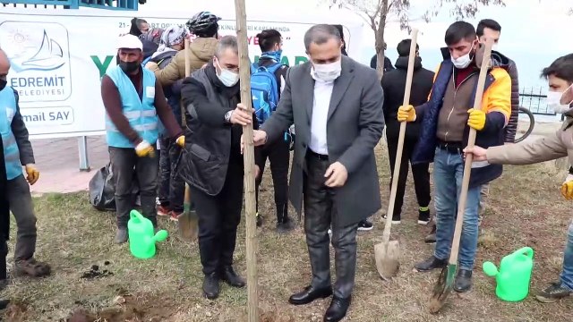 VAN - Mesire alanında kesilen ağaçların yerine yenileri dikildi