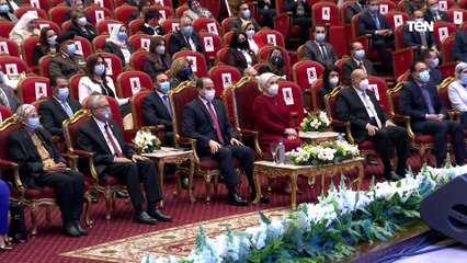 مشهد من السيسي مع طفلة يستحق لقب أفضل مشهد في 2021 .. صعد للمنصة وقبل رأسها لهذا السبب