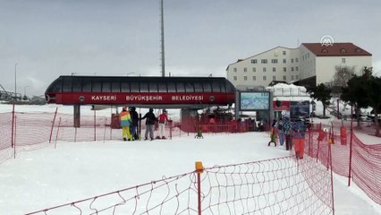KAYSERİ - Erciyes'te konaklayan kayakseverler pistlerin tadını çıkardı