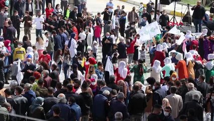 Son dakika: DENİZLİ Nevruz Bayramı etkinliğinde koronavirüs önlemleri unutuldu
