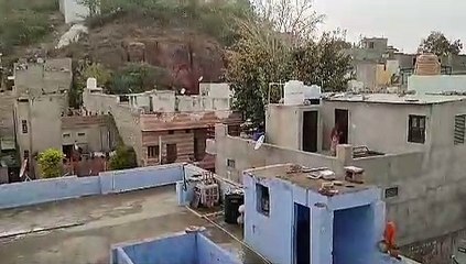 शहर में तेज हवा के साथ हुई बारिश