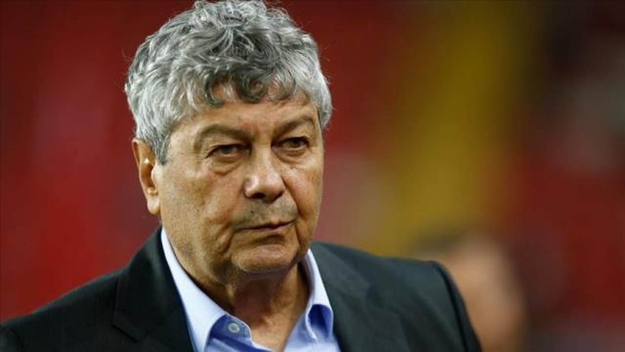 Dinamo Kiev taraftarları, Lucescu'ya ırkçı ve hakaret içeren pankartlar ve tezahüratlar yaptılar