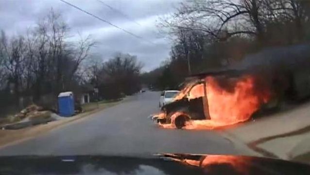 Alev alıp yokuş aşağı hareket eden kamyonet, korku dolu anlar yaşattı
