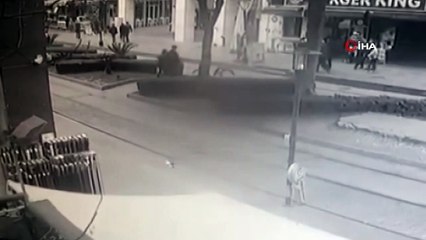 Birlikte yürüdüğü şahsa yerden aldığı şişeyle öldüresiye saldırdı, o anlar kameraya böyle yansıdı