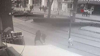 Son dakika haber! Birlikte yürüdüğü şahsa yerden aldığı şişeyle öldüresiye saldırdı, o anlar kameraya böyle yansıdı