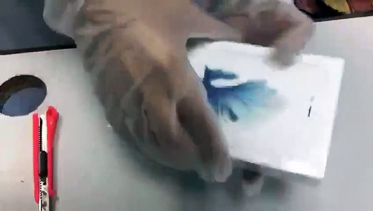 Les douaniers de Dubaï découvrent 2 iPhones suspects...regardez ce qu'il y a à l’intérieur