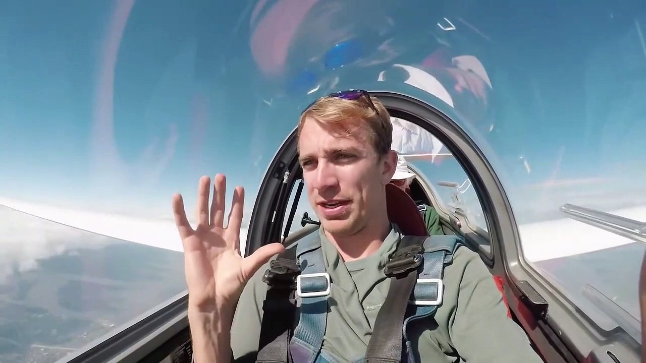 Le planeur complètement immobile dans l'atmosphère