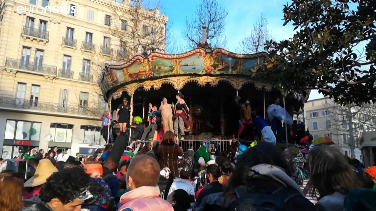 شاهد: آلاف الأشخاص يتحدّون قيود مكافحة كوفيد في مرسيليا للمشاركة في كرنفال سنوي