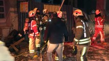 İSTANBUL - Şişli'de lastik deposunda çıkan yangın söndürüldü