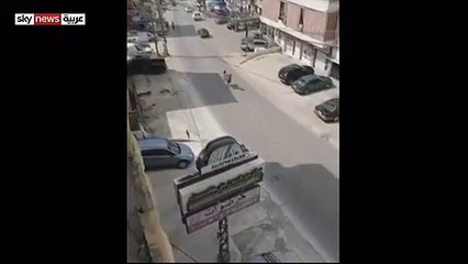 فيديو صادم من لبنان.. حصان جامح -يرتمي في أحضان سيارة