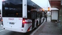İZMİR - HES kodu göstermeden otobüse binmeye çalışan kişiye müdahale eden yolcu bıçakla yaralandı