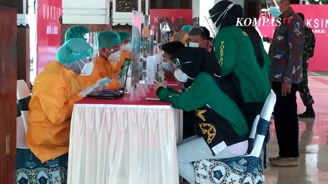 Jokowi Bilang Vaksin Astrazeneca Siap Didistribusi ke Pesantren di Jawa Timur