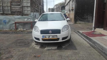 FATİH'TE SOKAK ORTASINDA TERK EDİLEN OTOMOBİL SÜRÜCÜLERE ZOR ANLAR YAŞATTI