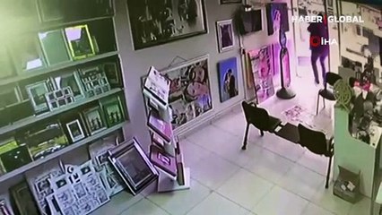 Yüzlerinde maske ellerinde tüfekle sokakta adam kovaladılar