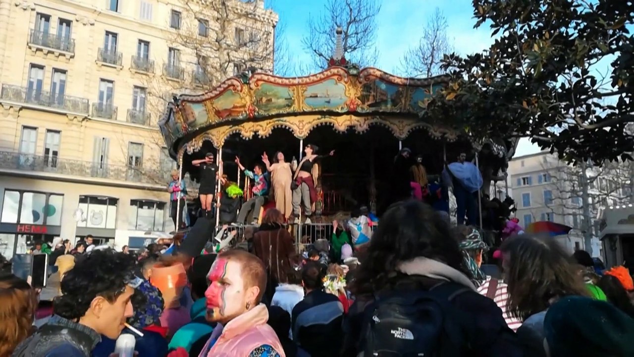 Unmaskierte Narren in Marseille, Murren an Polens Grenze