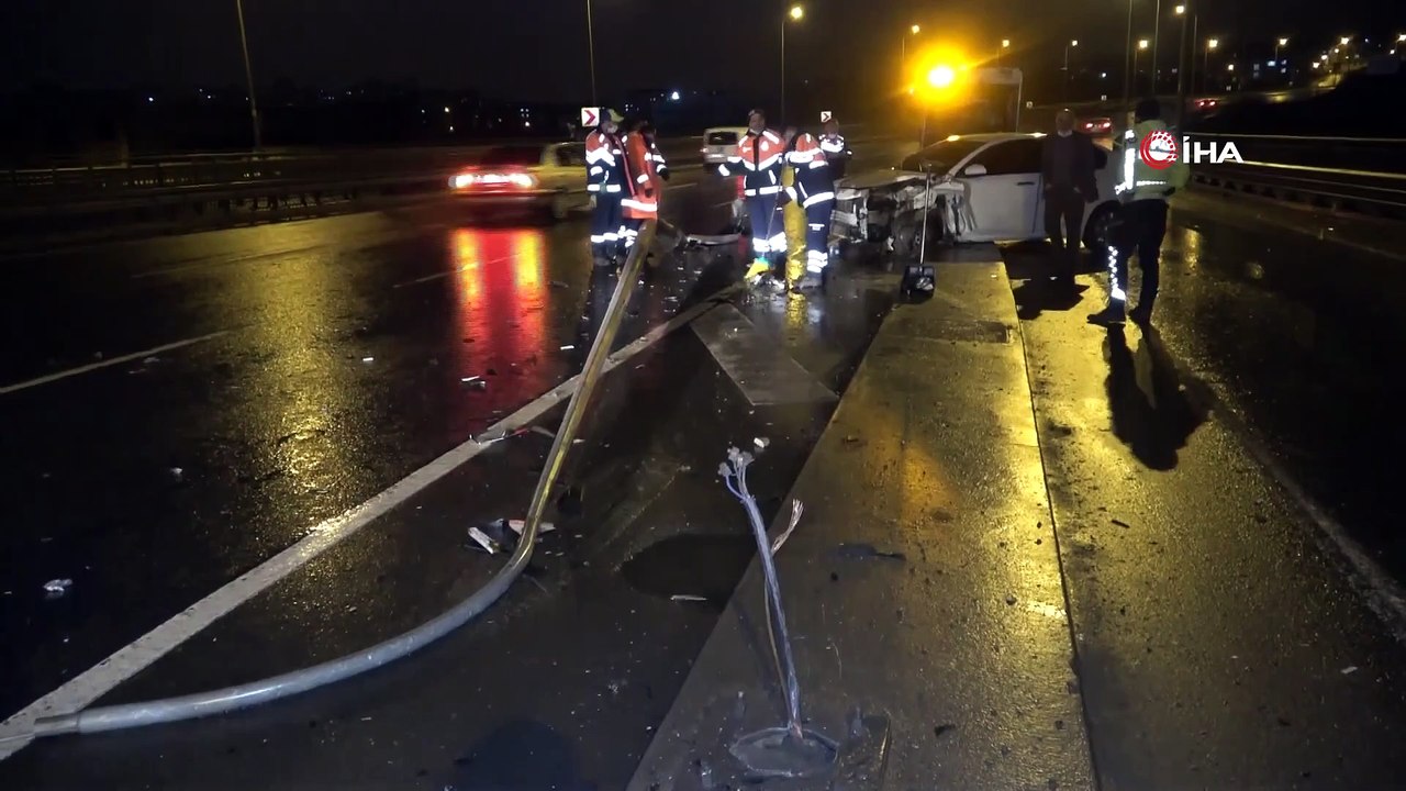 Direksiyon Hakimiyetini Kaybetti, Otoyol Aydınlatma Direğine Çarparak Durabildi