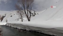 Donan Dere Yataklarının Çözülmesiyle Vatandaşlar Buz Gibi Suda Balık Avına Çıktı