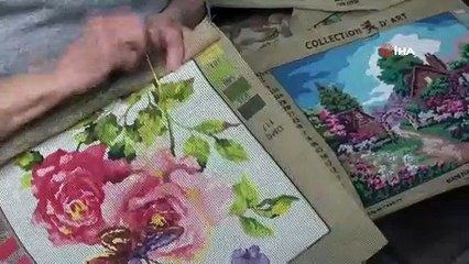 Annesinden öğrendiği goblen sanatıyla hayata tutunuyor