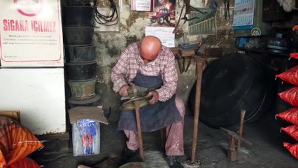 KAYSERİ - Ocakbaşında büyüyen 77 yaşındaki Enver usta, baba mesleği kalaycılığı yaşatmaya çalışıyor
