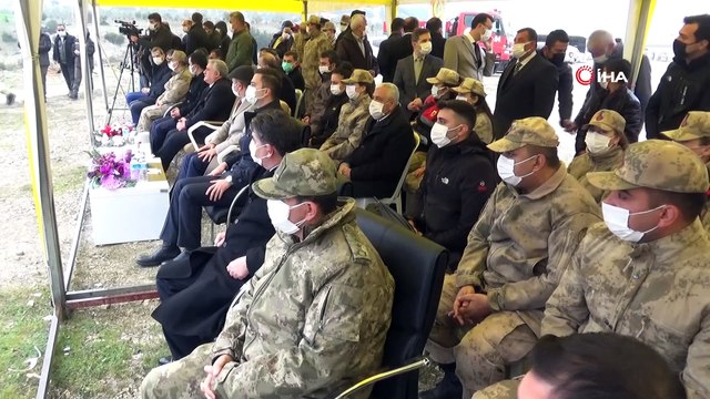 Suriye sınırında yağmur altında fidanlar toprakla buluşturuldu