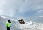 Van'da kardan kapanan yollar açılıyor, hastalar sağlık ekiplerine ulaştırılıyor