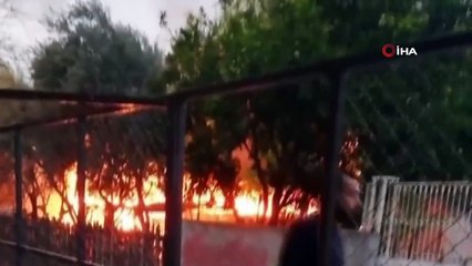 Marangozhanede başlayan yangın eve sıçradı, mahsur kalan 4 kişi merdivenle alındı