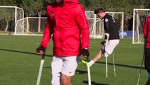 ANTALYA - Ampute Milli Futbol Takımı'nın oyuncusu Kemal Güleş, hayallerinin peşinde koşuyor