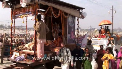 It happens only in India - Pilgrims sit on the roof of bus!