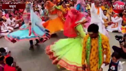 होली का आमंत्रण देने नंद गाँव पहुँची बरसाने की सखियाँ