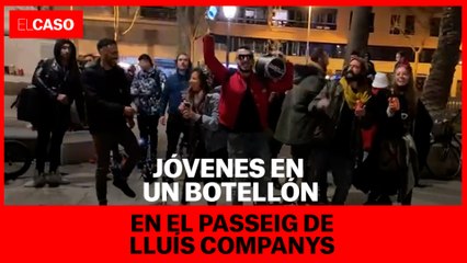 Jóvenes en un botellón en el Passeig de Lluís Companys