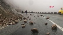 ARTVİN Şavşat'ta 38 köy yolu kar nedeniyle kapandı, yola düşen taşları jandarma temizledi