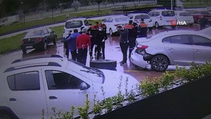 Kamyonun lastiği fırlayıp park halindeki otomobile böyle çarptı