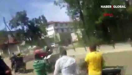 İnsanlık dışı anlar! Polis kamyoneti bir kadını sürükledi